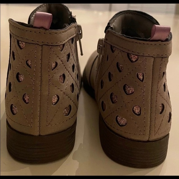 OshKosh B'Gosh Raine-G Glitter Heart Taupe Ankle Boots - Picture 6 of 7